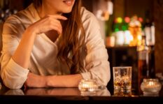 夫がバーで出会った女性と浮気？