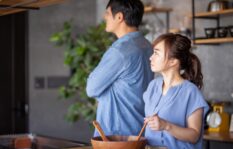 夫が新しい洋服で朝帰り!女性の影を見分ける方法!